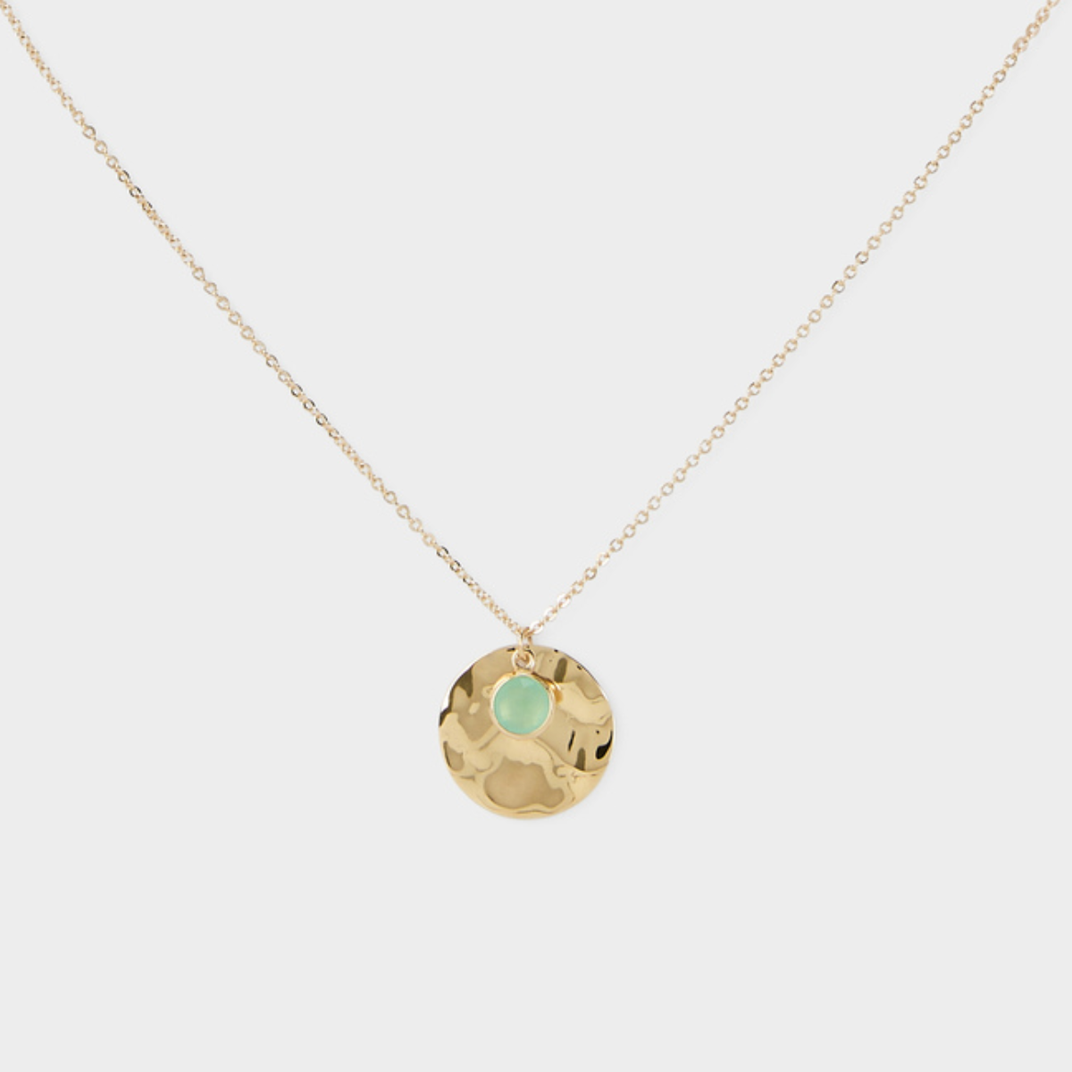 Collier grande breloque et pierre verte sur chaîne plaqué or