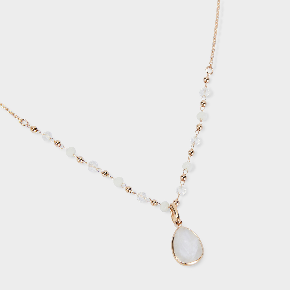 Collier goutte pierre blanche et facettes sur chaîne plaqué or