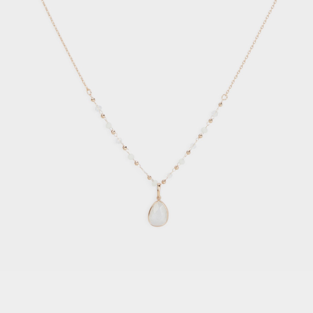 Collier goutte pierre blanche et facettes sur chaîne plaqué or