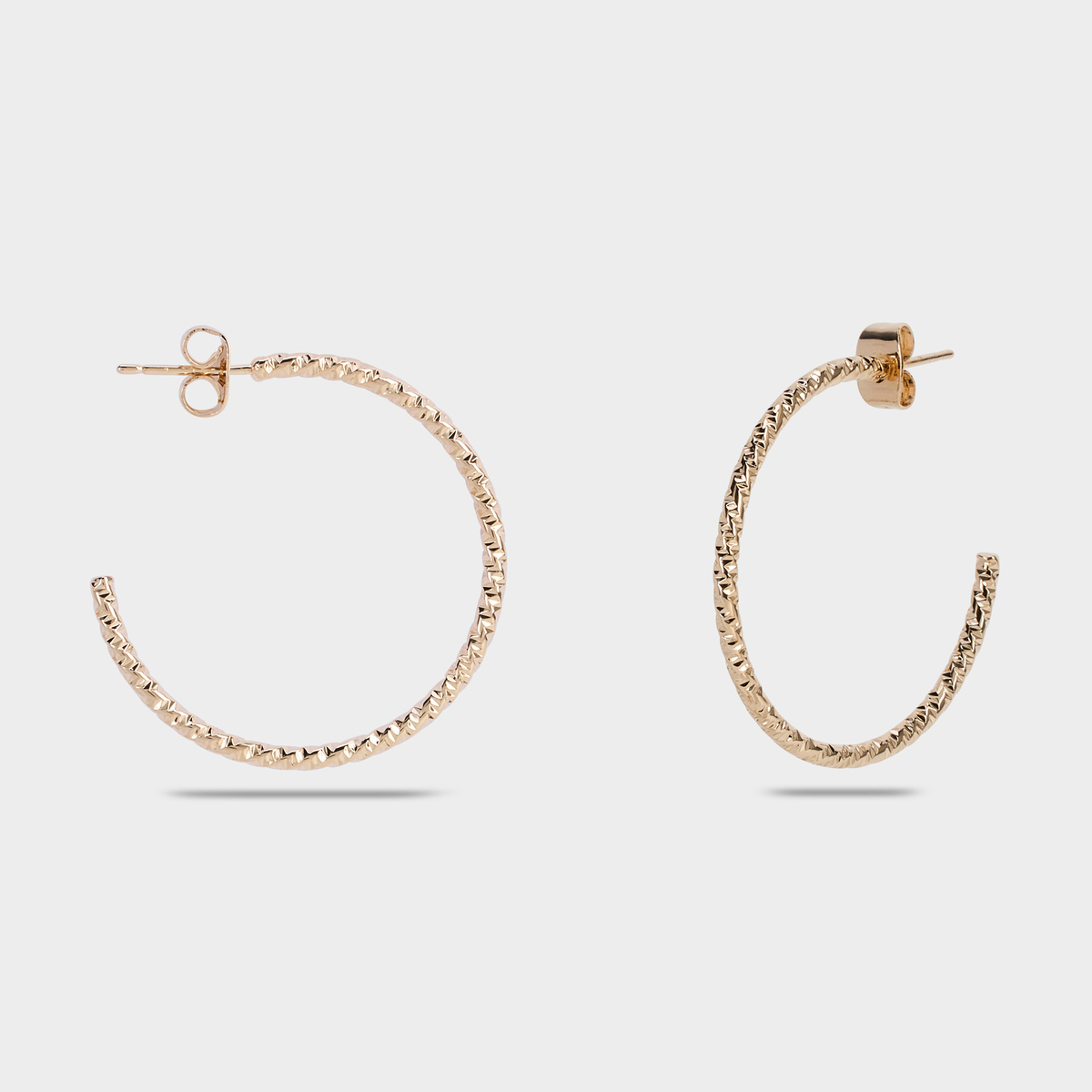 Boucles d'oreilles créoles torsadées sablées plaqué or