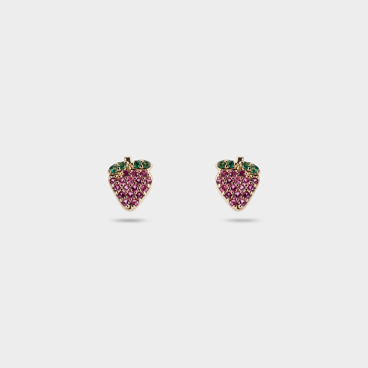 Boucles d'oreilles fraises pavées plaqué or