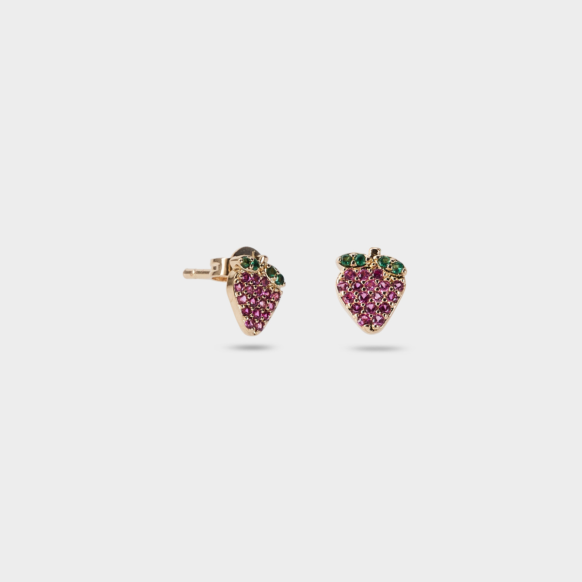 Boucles d'oreilles fraises pavées plaqué or