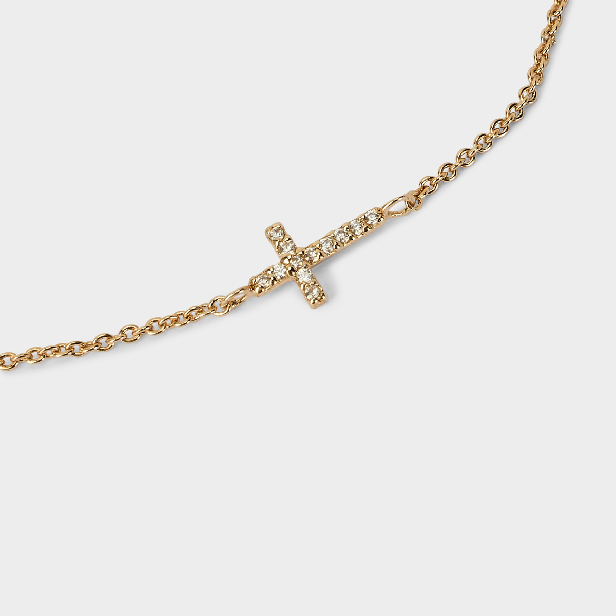 Bracelet croix pavée horizontale sur chaîne plaqué or