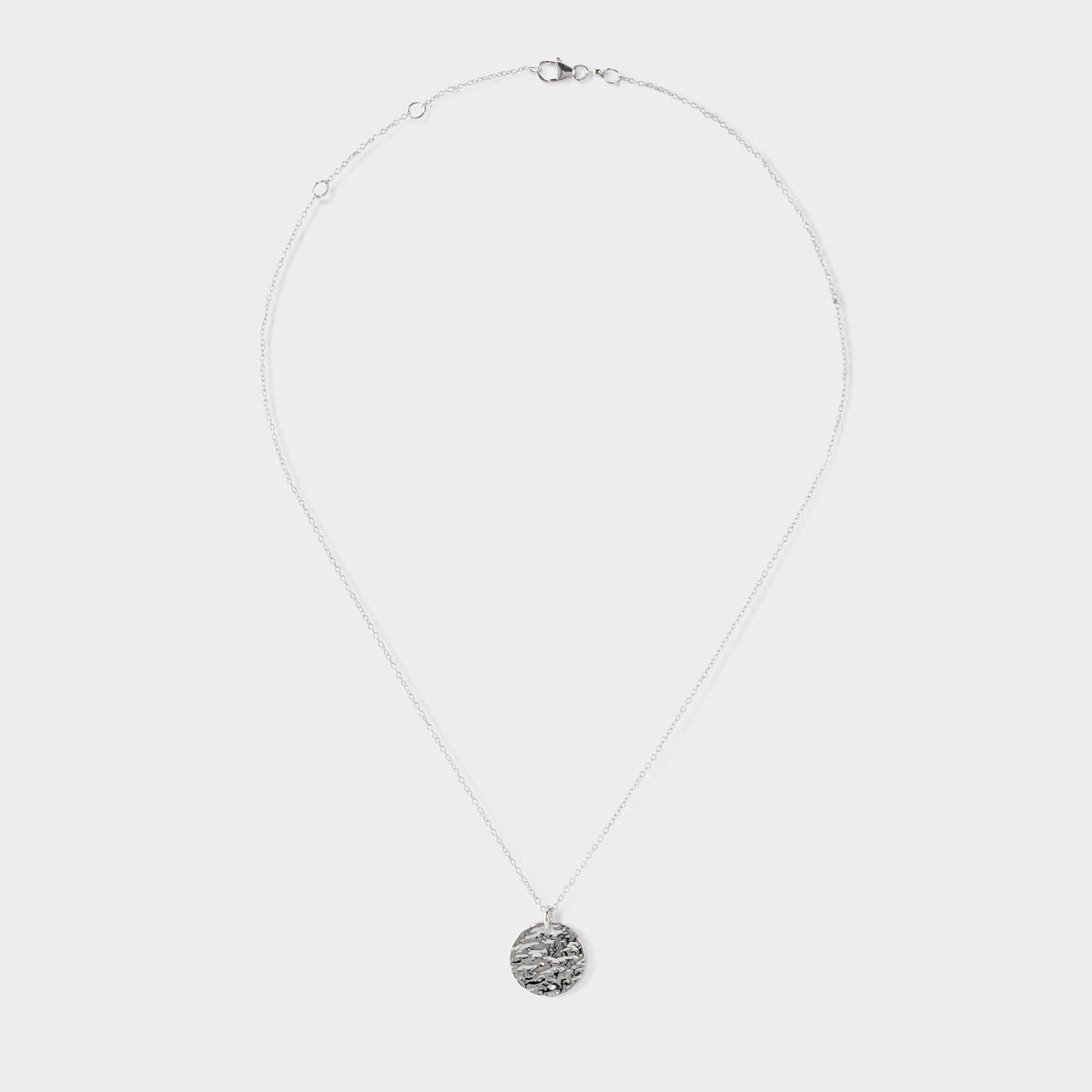 Collier petite médaille martelée argent