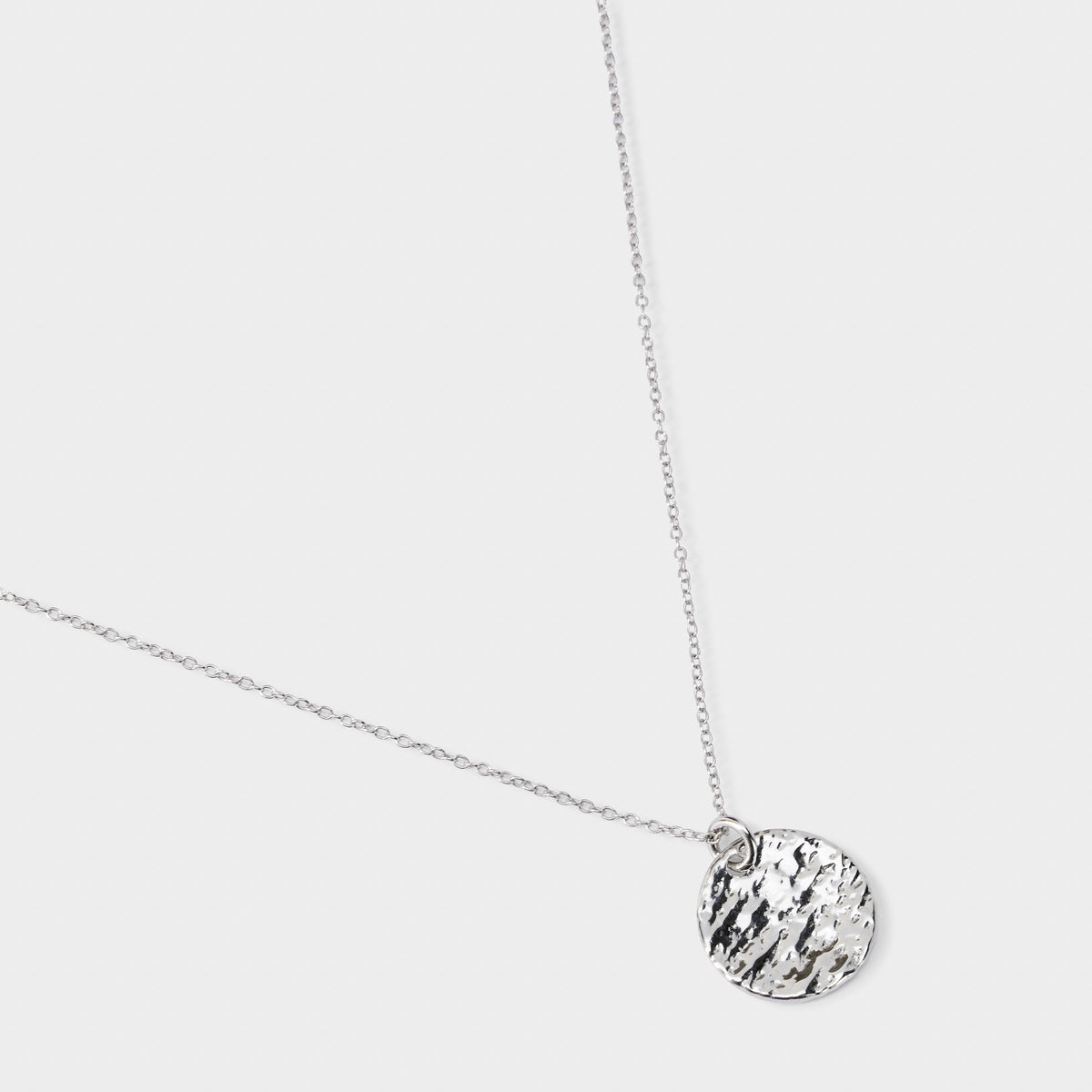 Collier petite médaille martelée argent