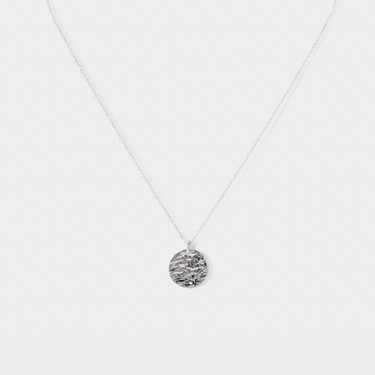 Collier petite médaille martelée argent