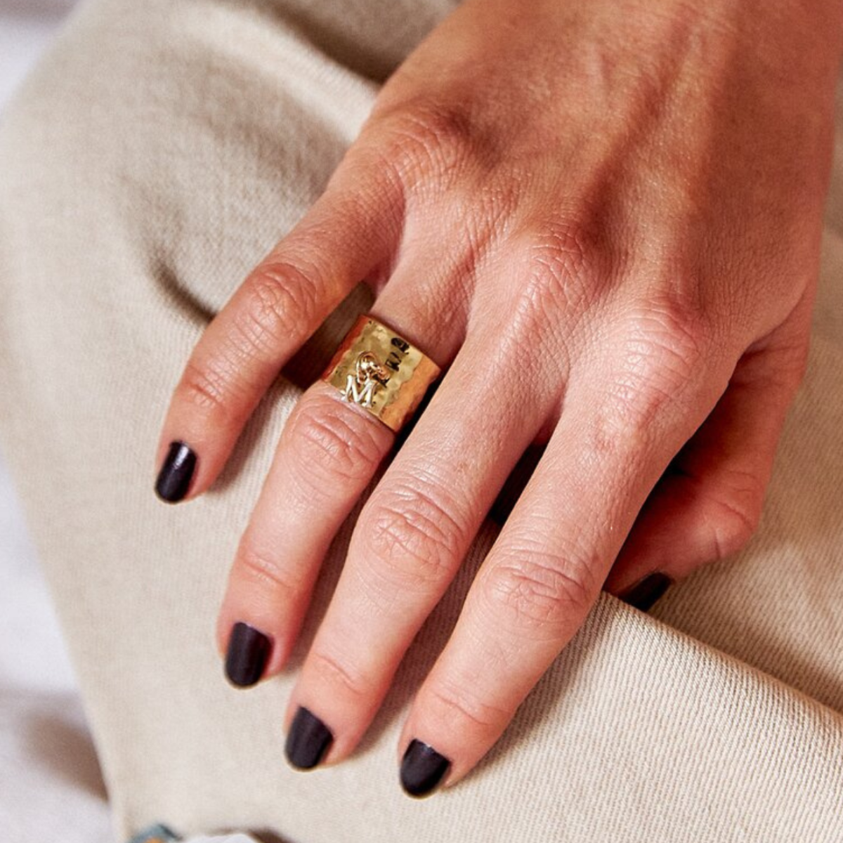 Bague large martelée avec lettre en plaqué or