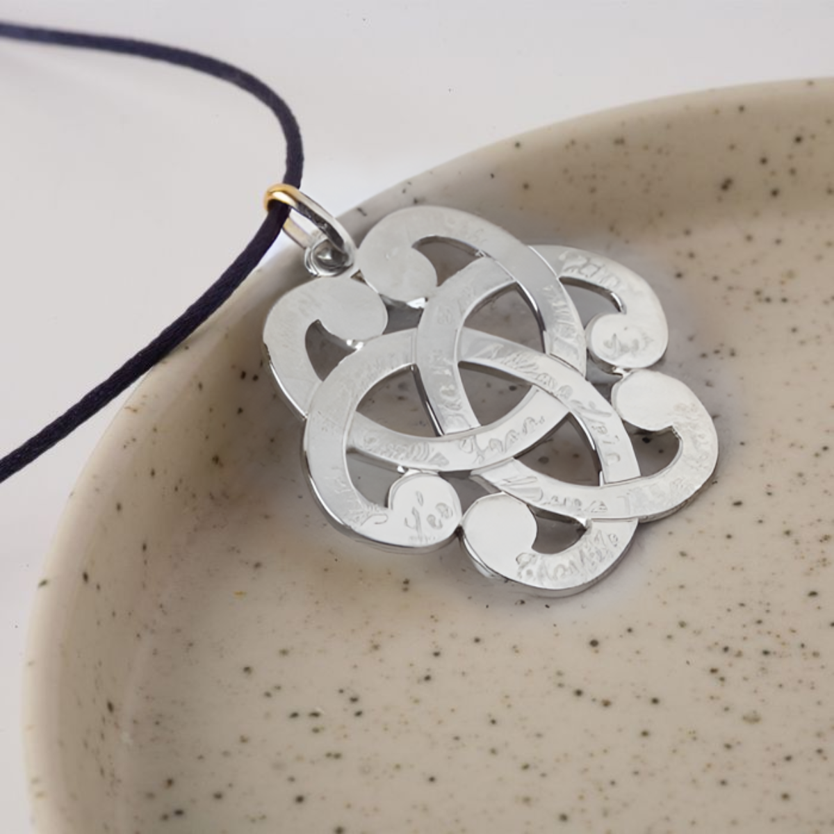 Collier pendentif arabesque sur lien satin argent