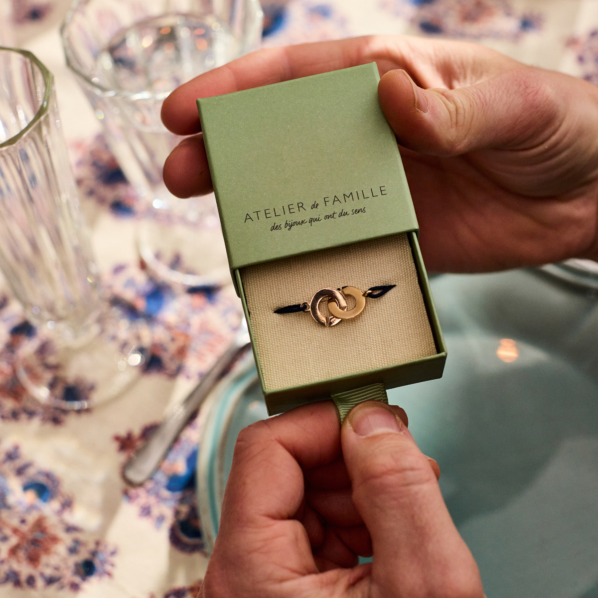 Ecrin et Bracelet anneaux entrelacés sur lien coton fin