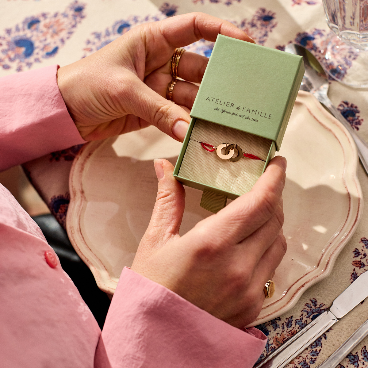 Ecrin et Bracelet anneaux entrelacés sur lien coton fin