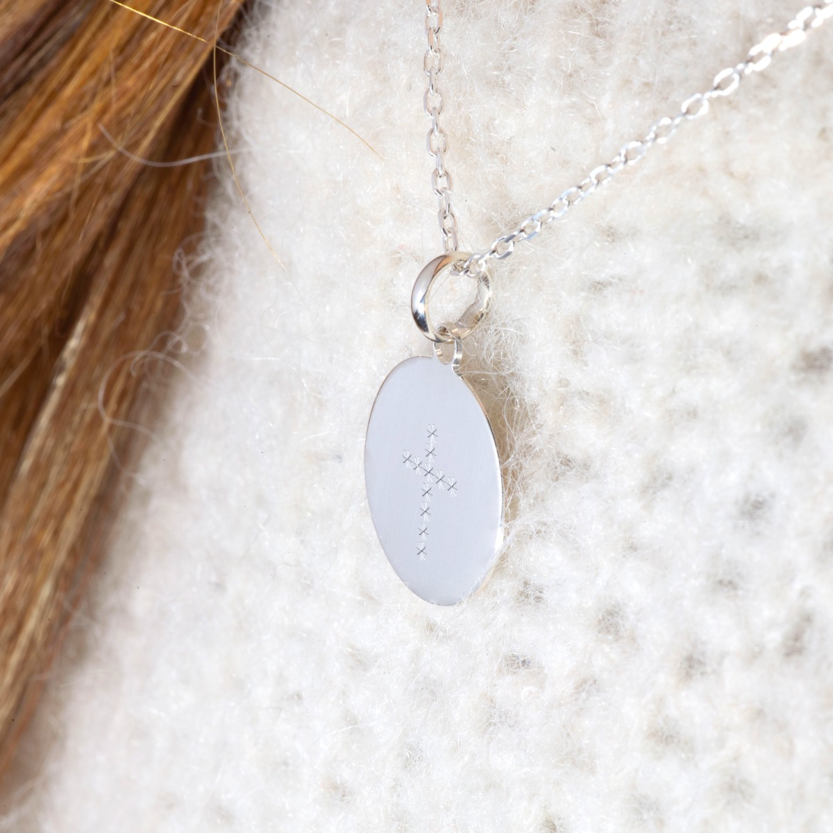 Collier petite médaille croix argent gravure étoilée
