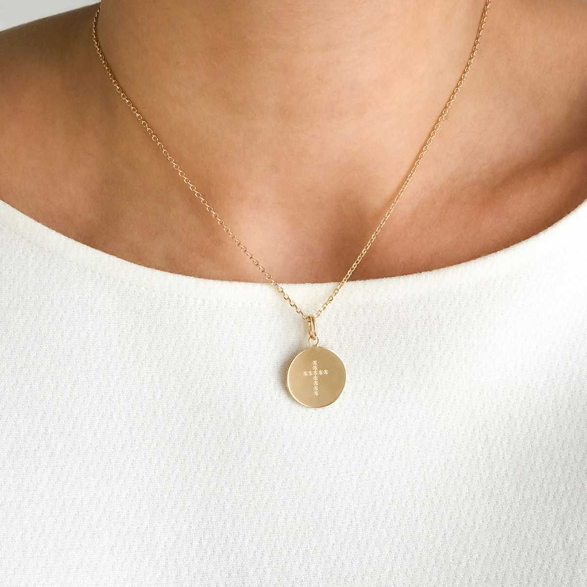 Collier petite médaille croix plaqué or gravure étoilée