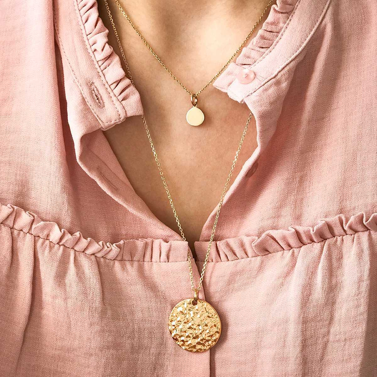 Duo de médaille martelée et mini rond plaqué or 