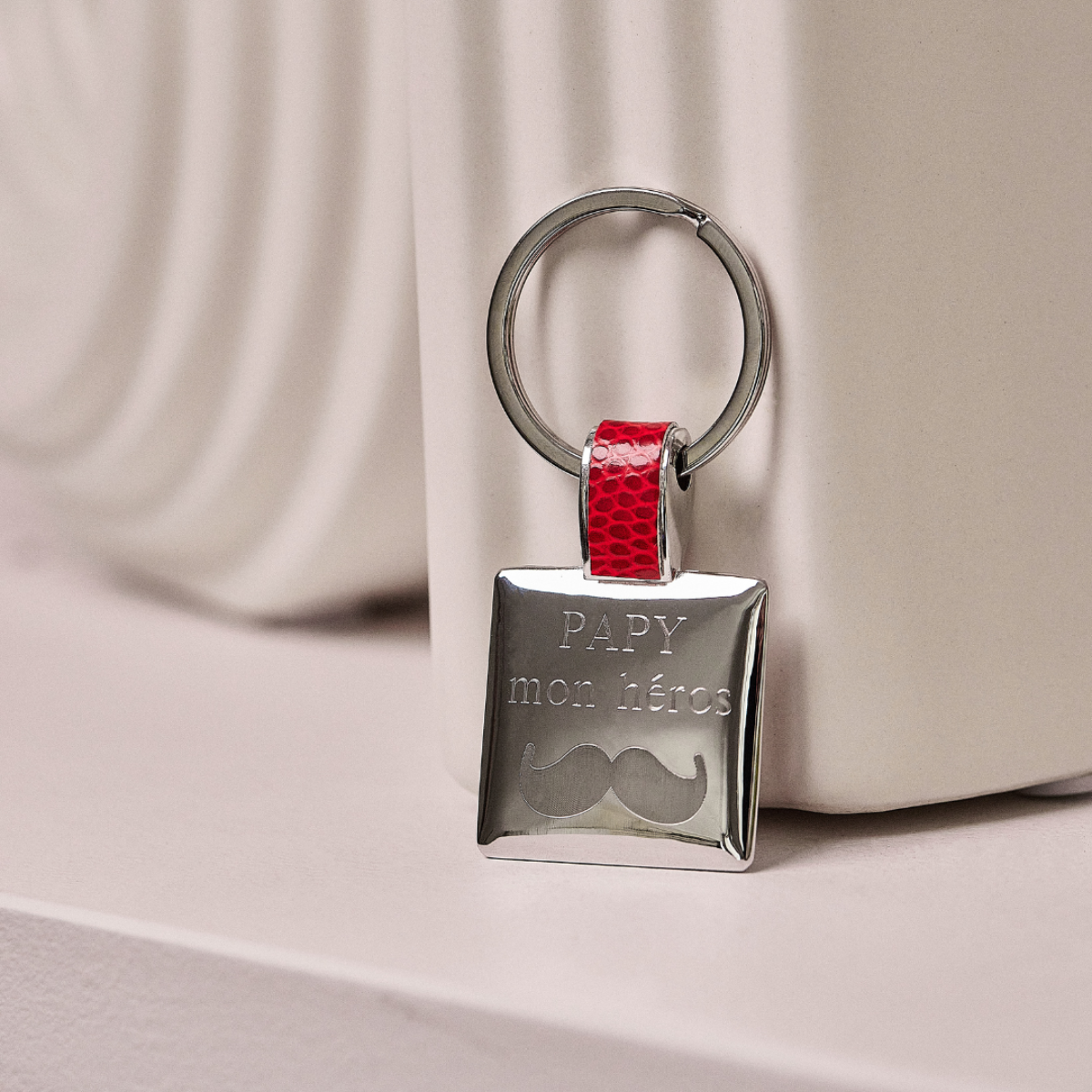 Porte clé acier et cuir carré Rouge
