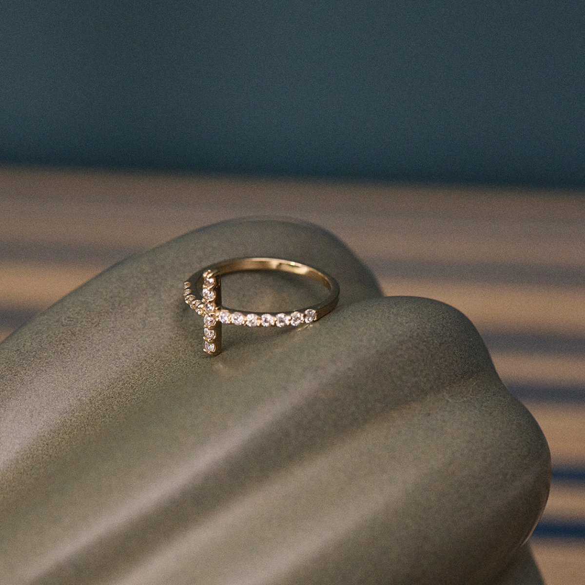 Bague croix pavée plaqué or