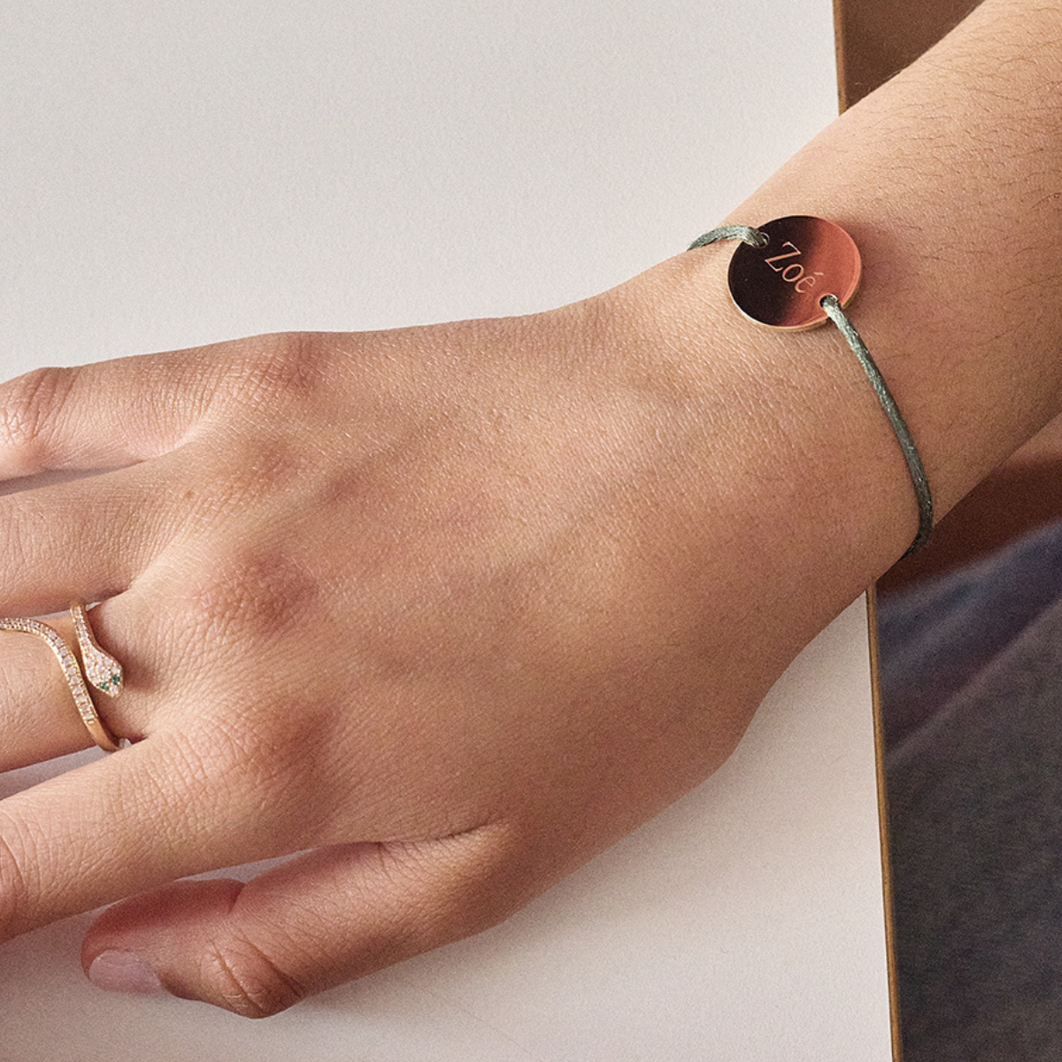 Bracelet cordon avec médaille gravée argent massif
