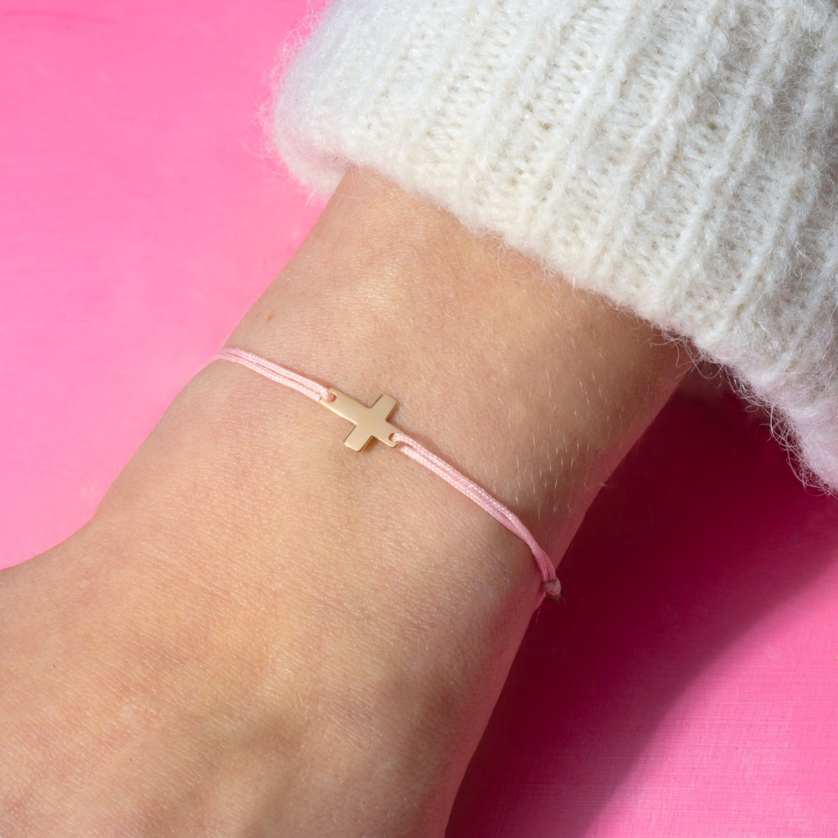 Bracelet mini croix à plat plaqué or