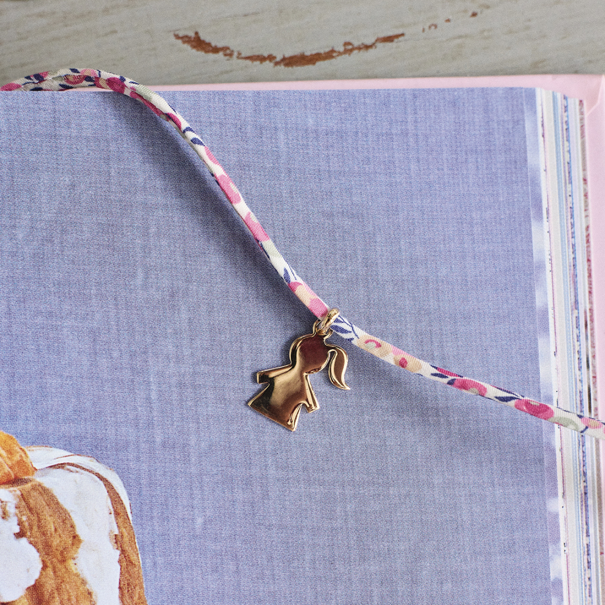 Bracelet 1 mini breloque sur cordon liberty plaqué or