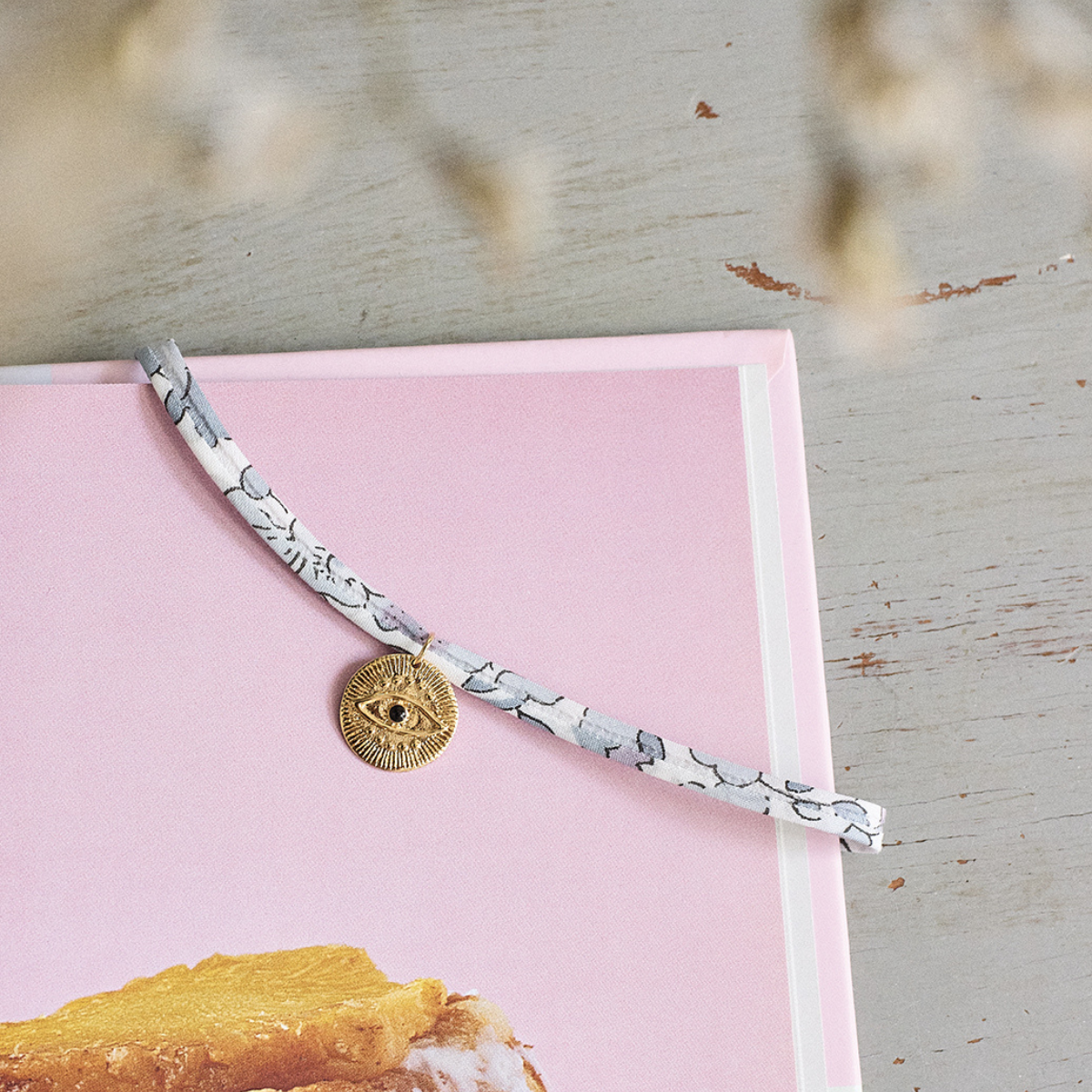 Bracelet gris-gris sur cordon Liberty plaqué or