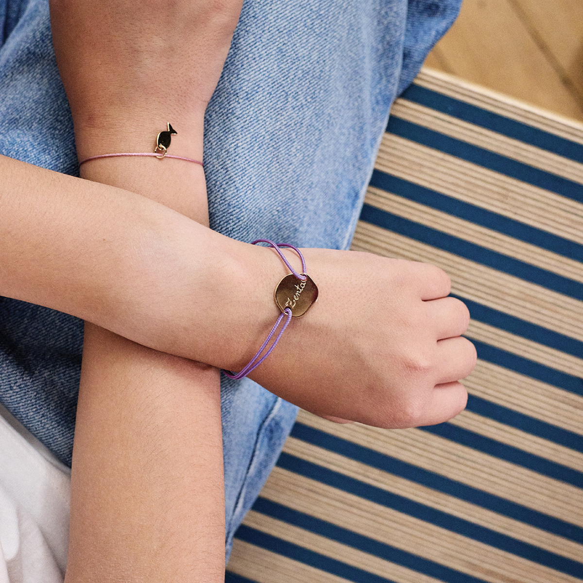 Bracelet mini jeton irrégulier plaqué or sur coton fin