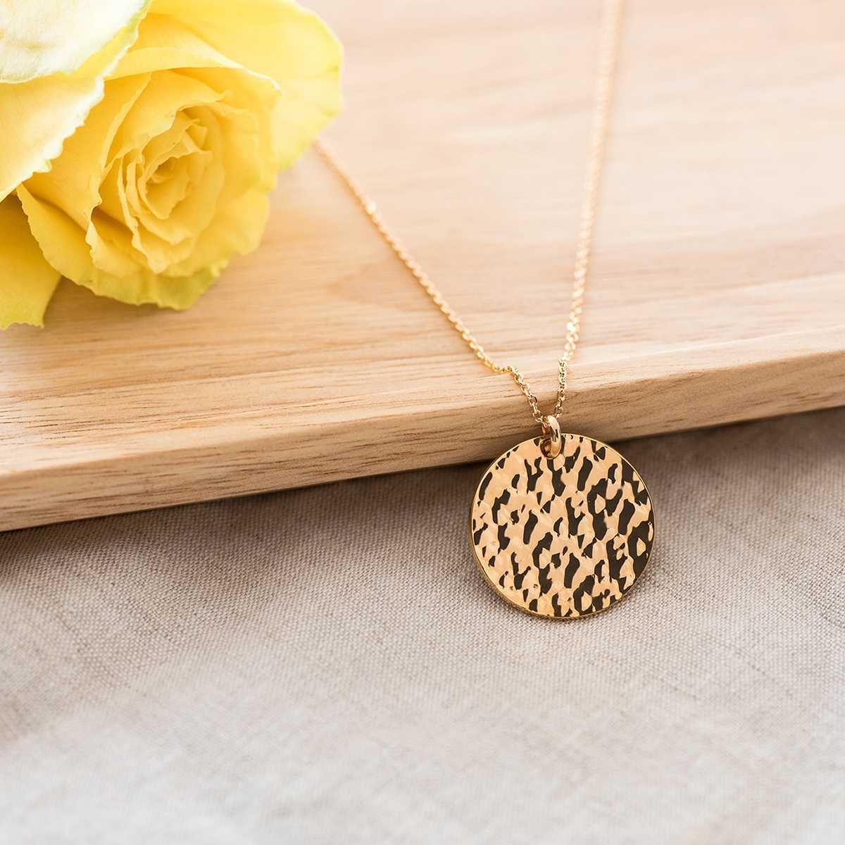 Collier médaille martelée plaqué or personnalisable