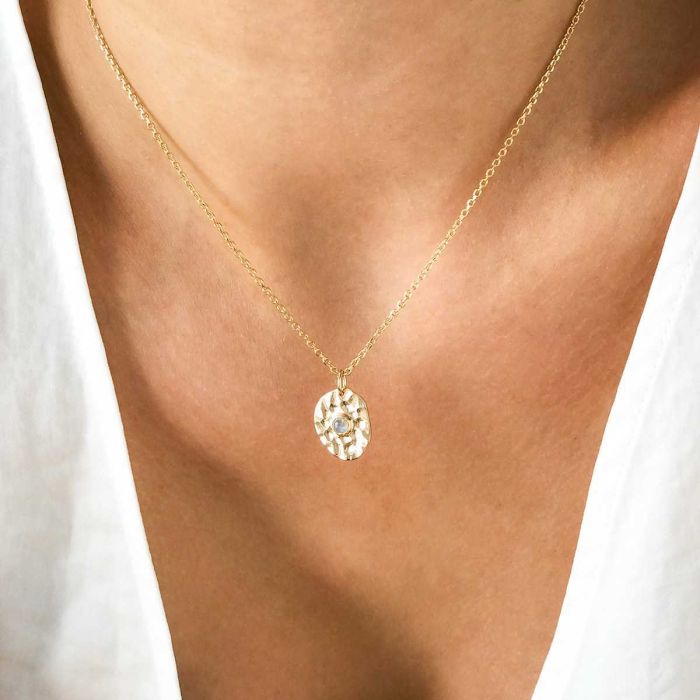 Collier oeil martelé et pierre fine plaqué or