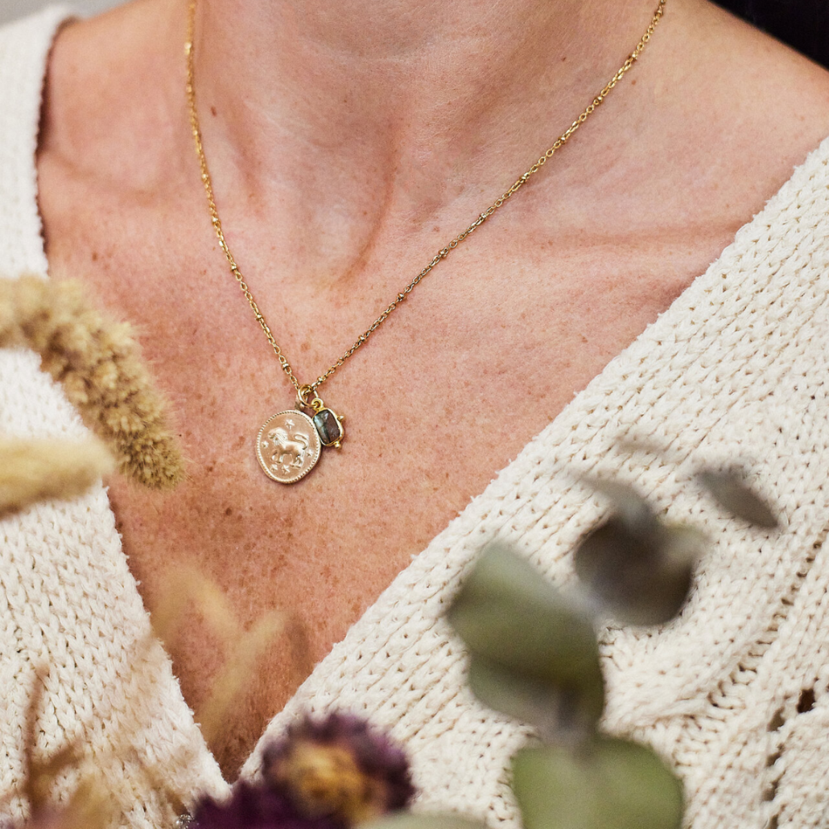 Collier zodiaque et amulette sur chaîne perlée plaqué or