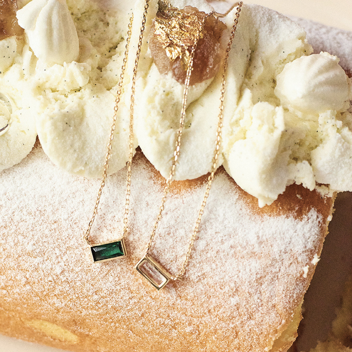 Collier rectangle sur chaîne vert plaqué or