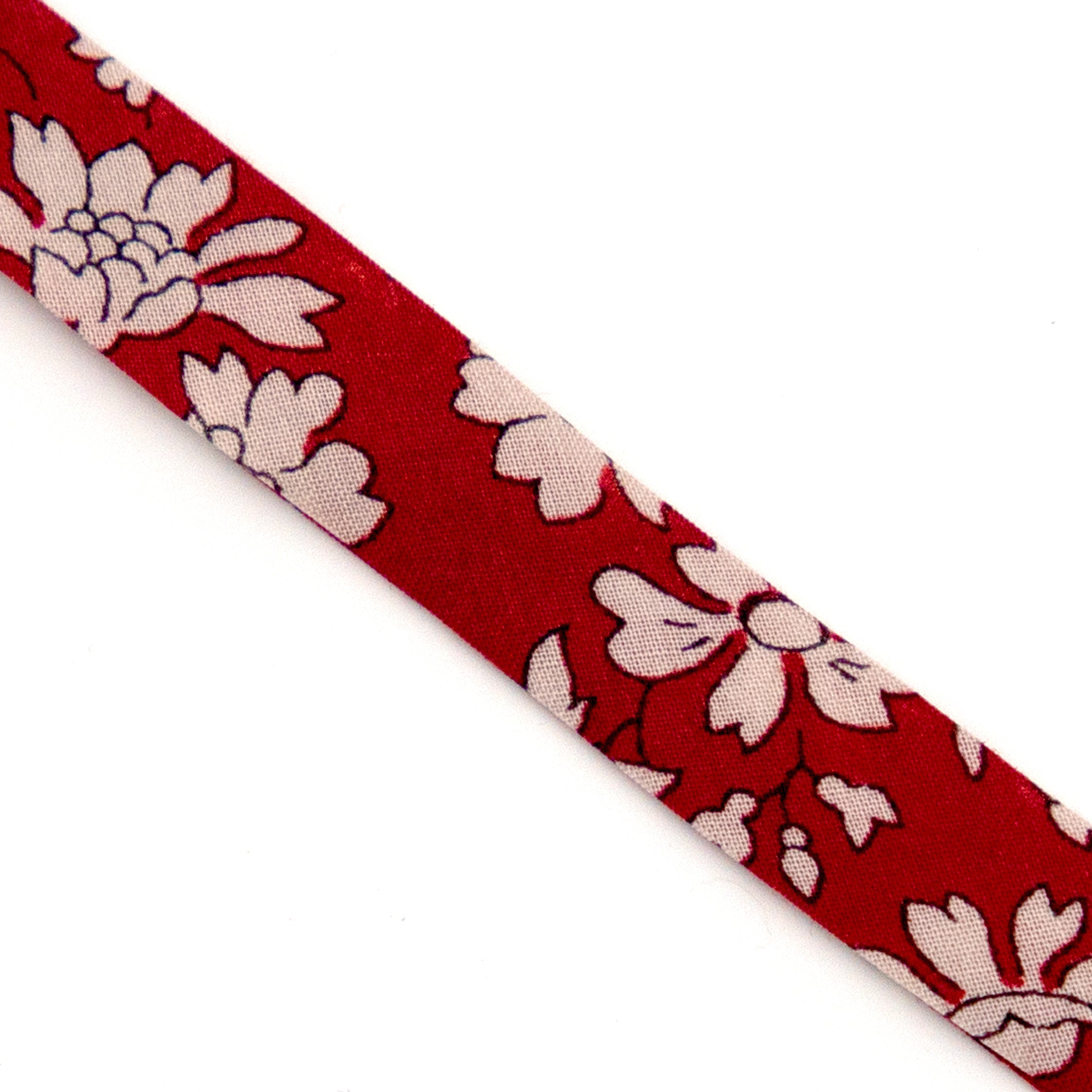 Feuilles écrues fond rouge