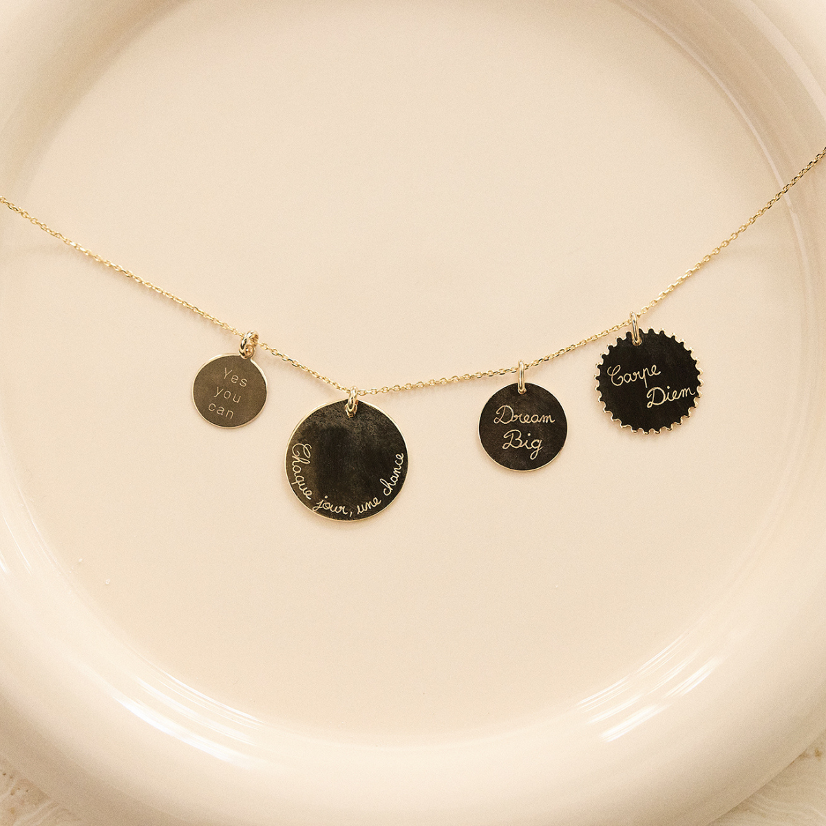 Collier mantra plaqué or – Petite médaille