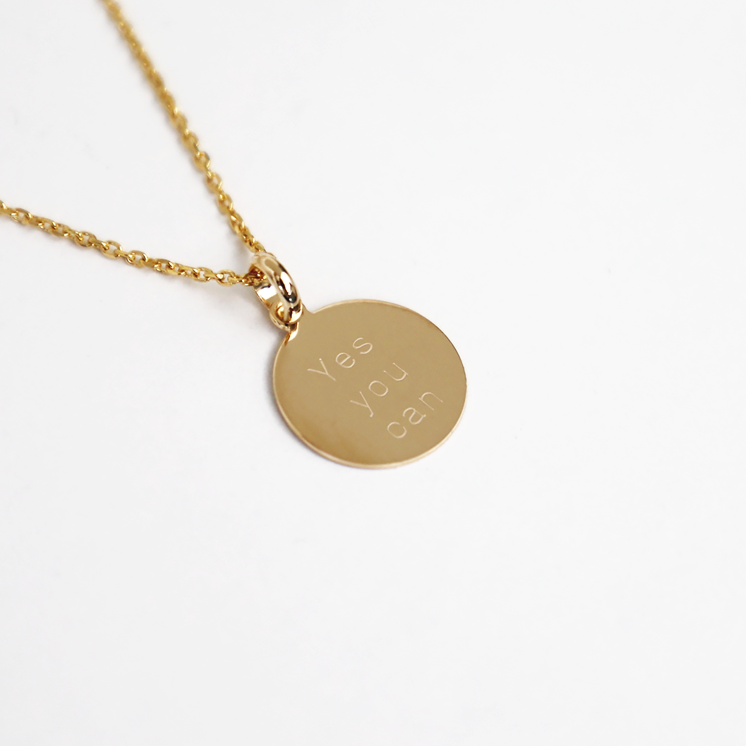 Collier mantra plaqué or – Petite médaille