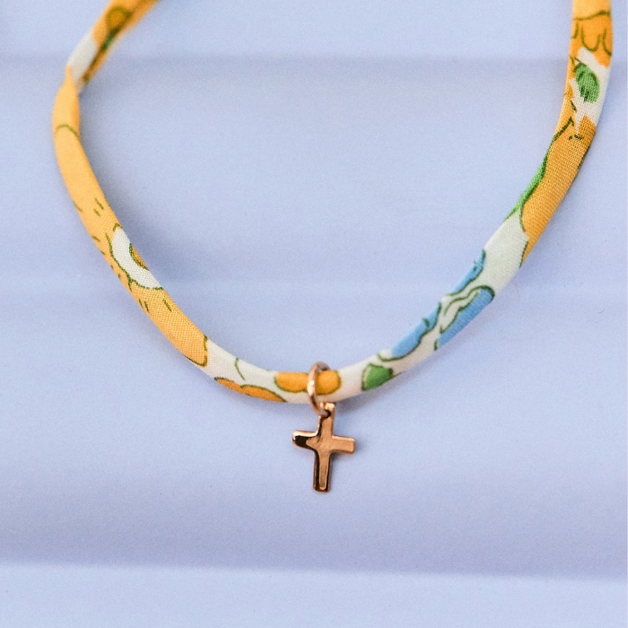 Bracelet croix plaqué or sur cordon liberty